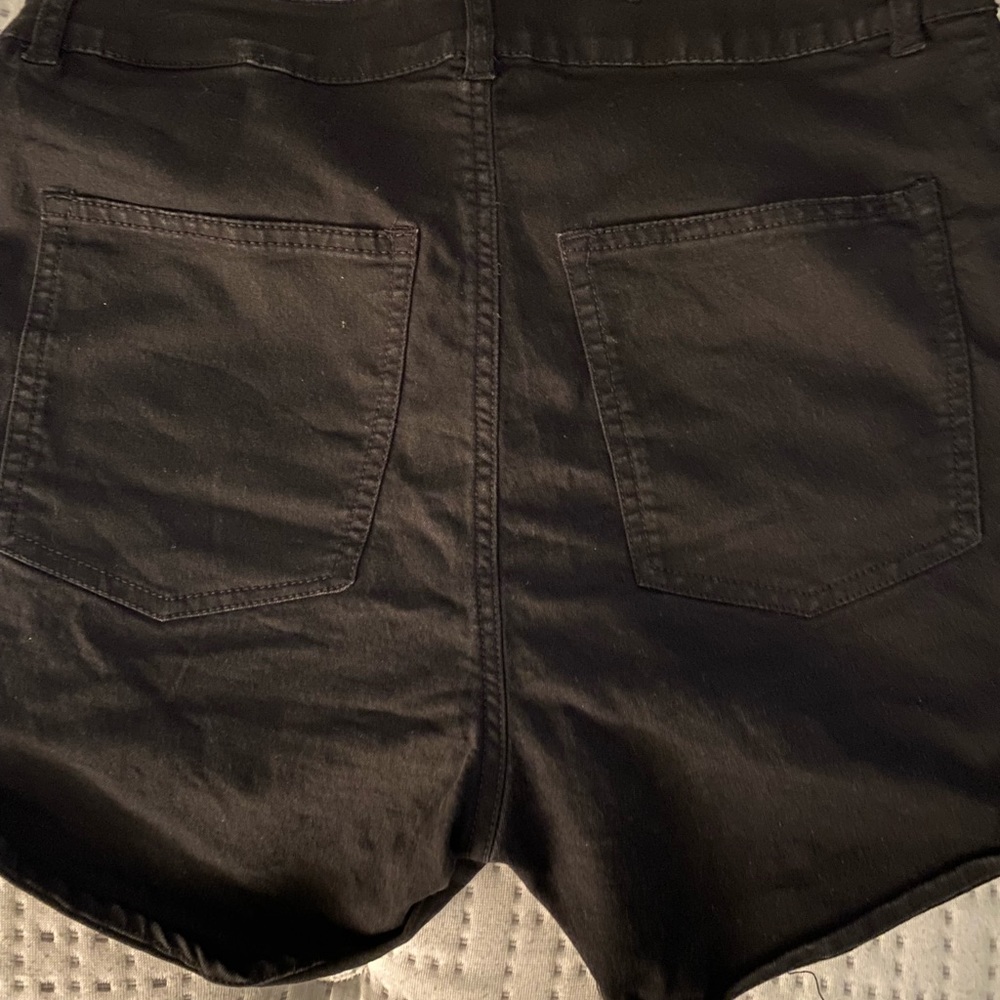 H&M High Rise black shorts - Picture 4 of 4